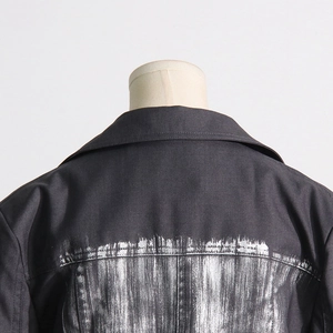 Détail de l'imprimé artistique blanc effet coup de pinceau au dos du blazer long noir