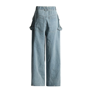 Détail du jean cargo taille haute avec taille élastique au dos et grandes poches plaquées