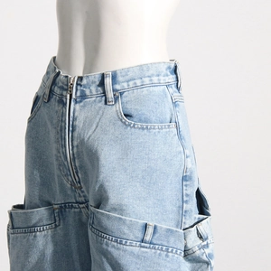 Détails de ce jean cargo bleu clair à taille haute avec de grandes poches à rabat élégantes