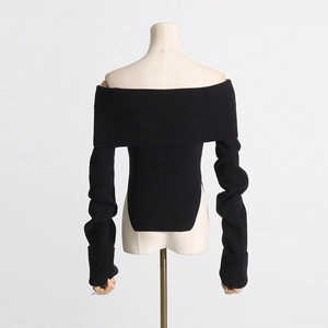 Detailaufnahme von schulterfreiem schwarzem Rippstrickpullover mit Seitenschlitz