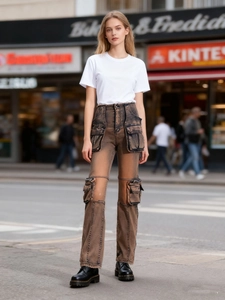 Women high waist cargo jeans in vintage brown with pockets and street style design