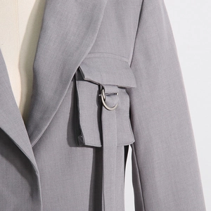 Detailansicht der grauen Blazer-Tasche mit Metall-D-Ring und dekorativem Webband-Design