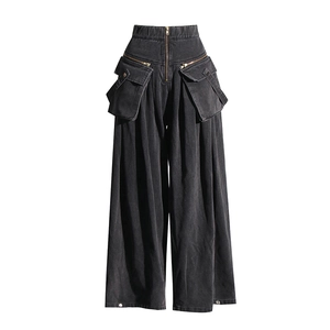 Détail du jean cargo noir à taille haute avec zips dorés et grandes poches utilitaires