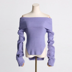Detail eines lila schulterfreien Strickpullovers mit Rippstruktur und Seitenschlitz