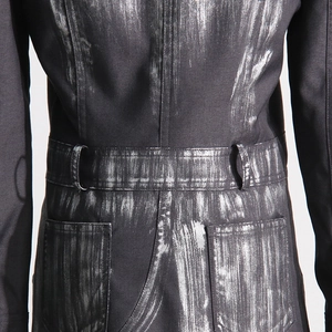 Détail de la veste noire brossée argent montrant la taille ajustée et les poches