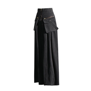 Détail de jean cargo noir à taille haute avec grandes poches à rabat et fermetures éclair