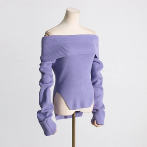 Detail eines lila schulterfreien Rippstrickpullovers mit langen Ärmeln und Seitenschlitz