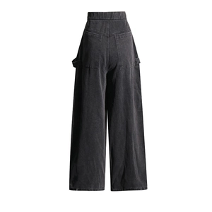 Vue détaillée du jean cargo noir taille haute avec poches arrière et boucle marteau