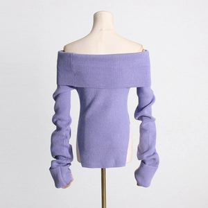Detail eines fliederfarbenen schulterfreien Rippstrickpullovers mit schicken Seitenschlitzen