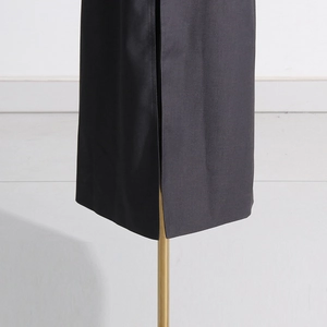 Détail de l'ourlet du blazer noir avec une fente nette et un tissu tissé premium
