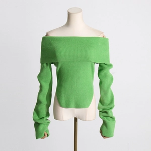 Detail des grünen schulterfreien Strickpullovers mit Rippenmuster und Daumenlochbündchen