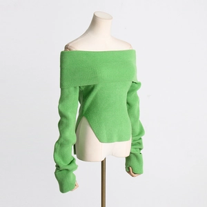 Detail eines hellgrünen schulterfreien Rippstrickpullovers mit Schlitz und Ärmeln