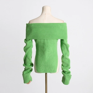 Detail eines grünen schulterfreien Strickpullovers mit Rippstruktur und Faltkragen