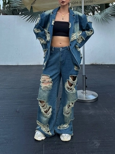 Completo in denim blu vintage con giacca oversize e jeans larghi con strappi moda