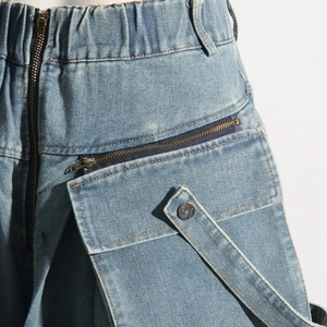 Détails du jean en denim bleu clair à taille haute avec élastique et poches cargo