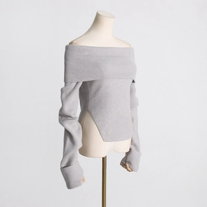 Detail von hellgrauem, schulterfreiem Strickpullover mit Seitenschlitz und langen Bündchen