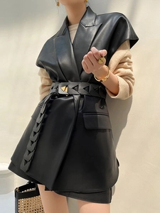 Gilet chic in pelle PU nera con risvolti e cintura testurizzata con fibbia dorata