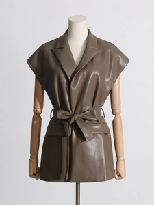 Gilet in finta pelle marrone con revers vintage e cintura in vita regolabile