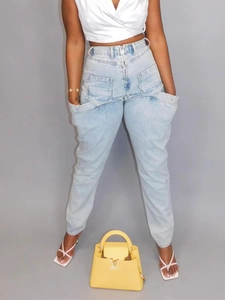 Jean taille haute bleu clair à jambes larges avec design structurel multi-poches
