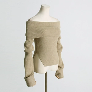 Detail eines khakifarbenen schulterfreien Strickpullovers mit Schlitz und Umschlagkragen