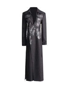 Long blazer noir de printemps avec imprimé artistique blanc et coupe cintrée élégante