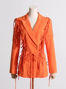 Blazer cintré orange vif au design déconstruit créatif avec des détails de rubans noués