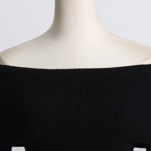 Detailaufnahme des schwarzen schulterfreien Rippstrickpullovers mit vertikalem Muster