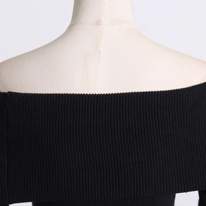 Detailaufnahme des schwarzen schulterfreien Strickpullovers mit Rippstrick-Struktur