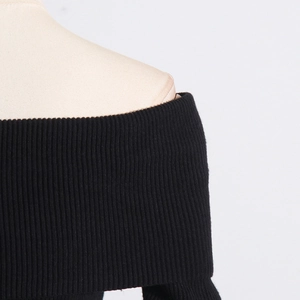 Detailaufnahme des schwarzen Rippstrickstoffs und des schulterfreien Ausschnitts