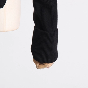 Nahaufnahme des schwarzen Rippstrickpullover-Ärmels mit modischem Umschlag