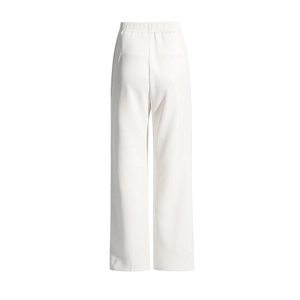 Detail der weißen High-Waist-Hose mit weitem Bein, elastischem Bund und weichem Strickstoff