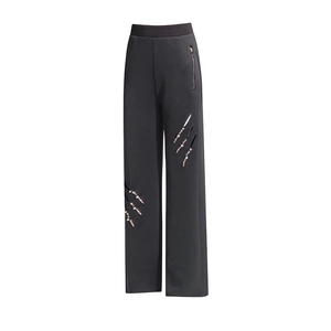 Detailansicht der schwarzen Hose mit hoher Taille, Cut-outs und Strassverzierung