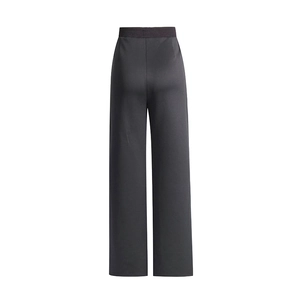 Detailansicht des breiten elastischen Bunds und des glatten Stoffes der schwarzen Hose