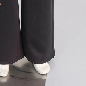 Nahaufnahme der schwarzen Damen-Sweatpants mit weitem Bein und Hohlsaum mit Strasssteinen