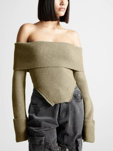 Olivgrüner schulterfreier Rippstrickpullover mit asymmetrischem Saum und Cargo-Jeans