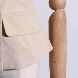 Détail de la texture en sergé kaki et de la poche à rabat sur une veste pour femme