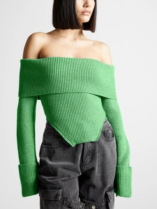 Eleganter grüner schulterfreier Rippstrickpullover mit spitzem Saum und breiten Manschetten