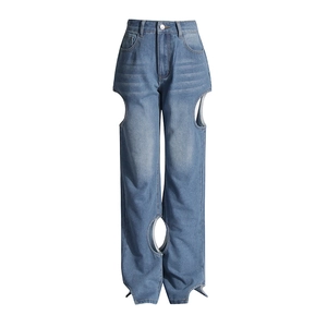 Détails du jean bleu clair à taille haute avec découpes circulaires et effet délavé chic