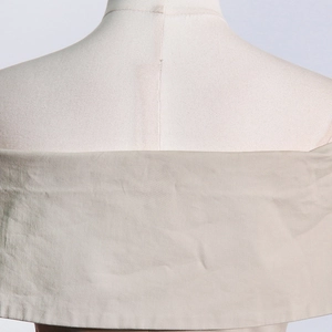 Détail du haut à épaules dénudées kaki montrant la texture épaisse du tissu coton