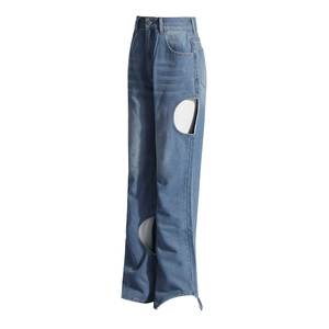Détails des découpes latérales sur ce jean taille haute en denim bleu clair délavé