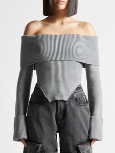 Schickes schulterfreies graues Strickoberteil mit asymmetrischem Saum und Cargo-Jeans