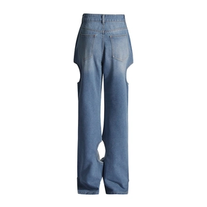 Détail du pantalon en jean à taille haute avec découpes ovales à l'arrière