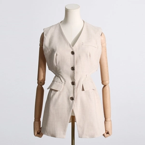 Détail du gilet de costume beige avec découpes latérales et quatre boutons bruns sur tissu