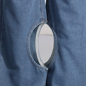 Détail du jean bleu foncé avec découpe ovale et coutures contrastées jaunes de haute qualité