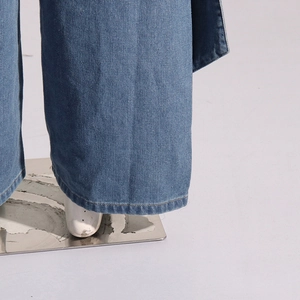 Vue détaillée de l'ourlet en denim avec coutures orange et coupe jambe large
