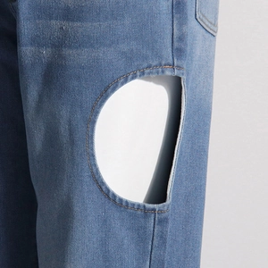 Vue détaillée de la découpe ovale latérale sur le jean bleu en denim à taille haute