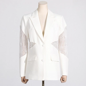 Dettaglio blazer bianco con patchwork in pizzo e inserti in mesh traforato sulle maniche
