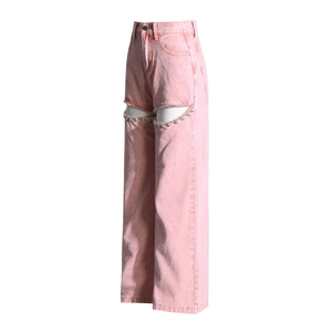 Detailansicht der rosa Wide-Leg-Jeans mit strassbesetzten ovalen Ausschnitten am Oberschenkel