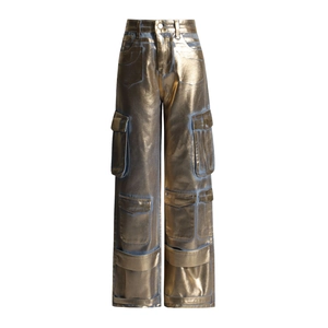 Gros plan sur le pantalon cargo bronze métallisé avec poches latérales et fini doré texturé