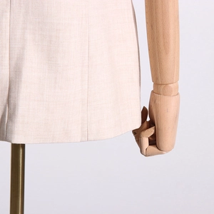 Vue détaillée de l'ourlet du blazer en lin beige avec coutures précises et texture de tissu